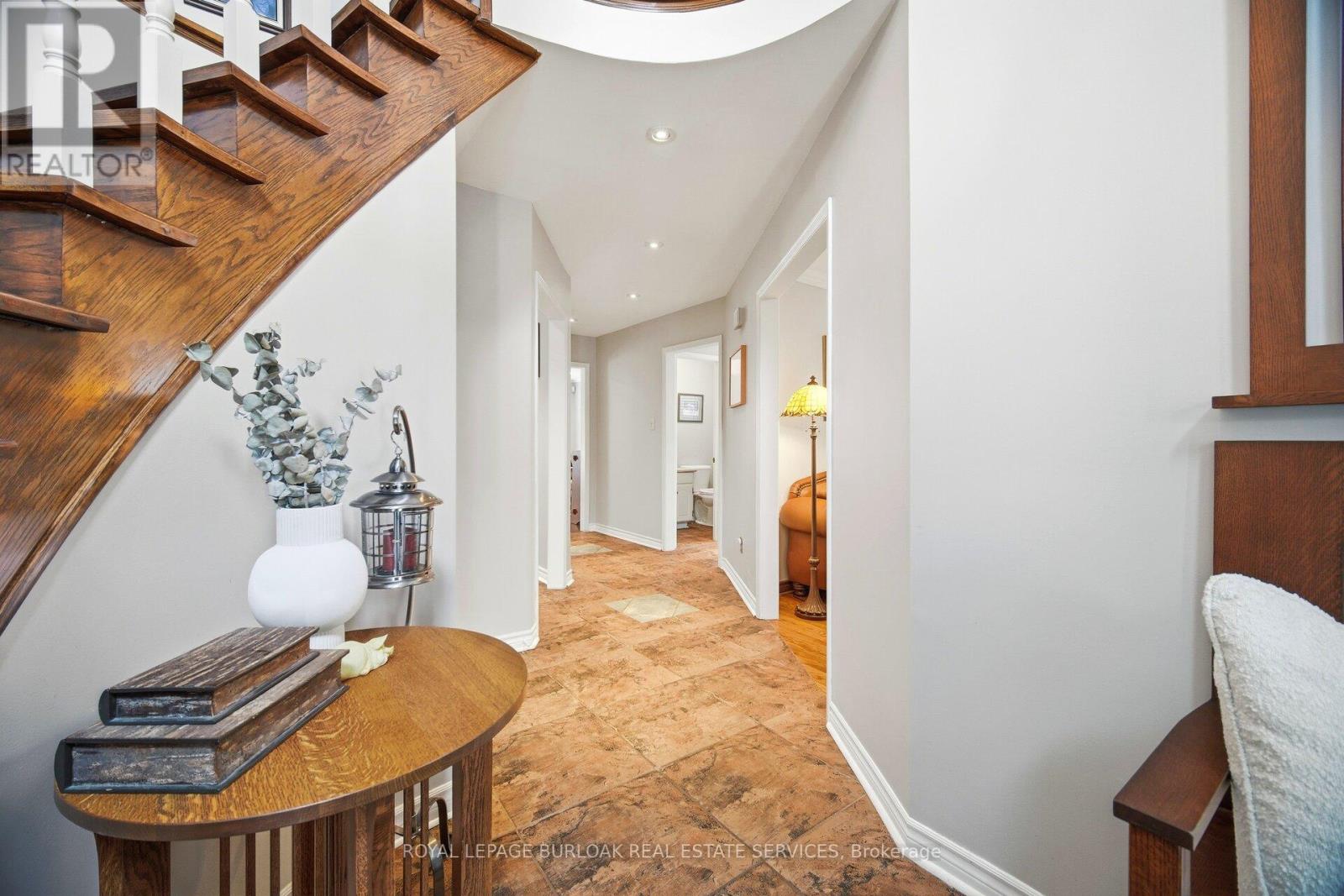 375 Parkridge Crescent, Oakville, Ontario  L6M 1A8 - Photo 6 - W12783022