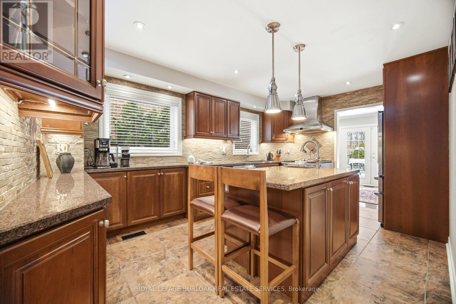 375 Parkridge Crescent, Oakville, Ontario  L6M 1A8 - Photo 9 - W12783022