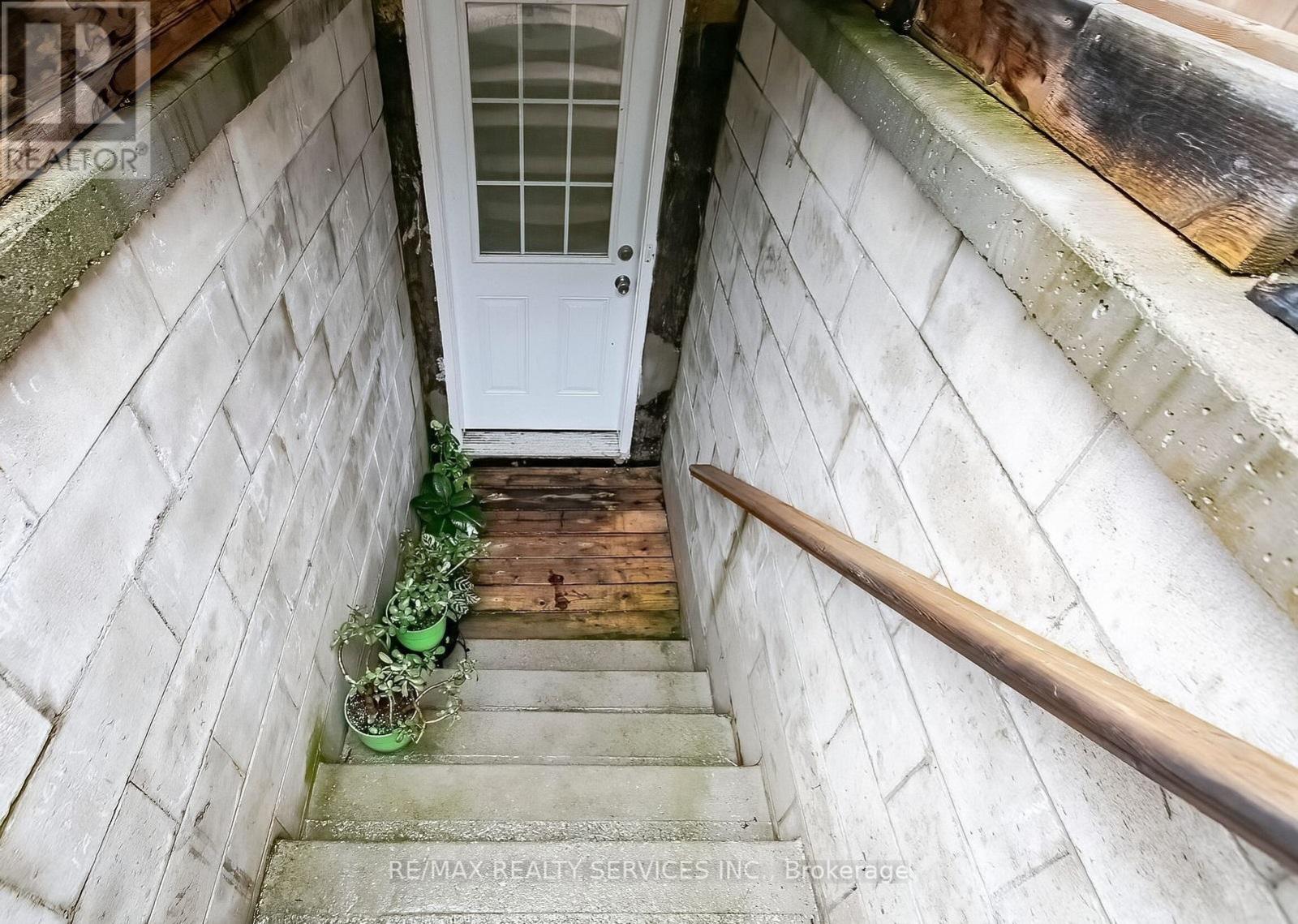 Basement - 24 Vivians Crescent, Brampton, Ontario  L6Y 4V1 - Photo 2 - W12783070