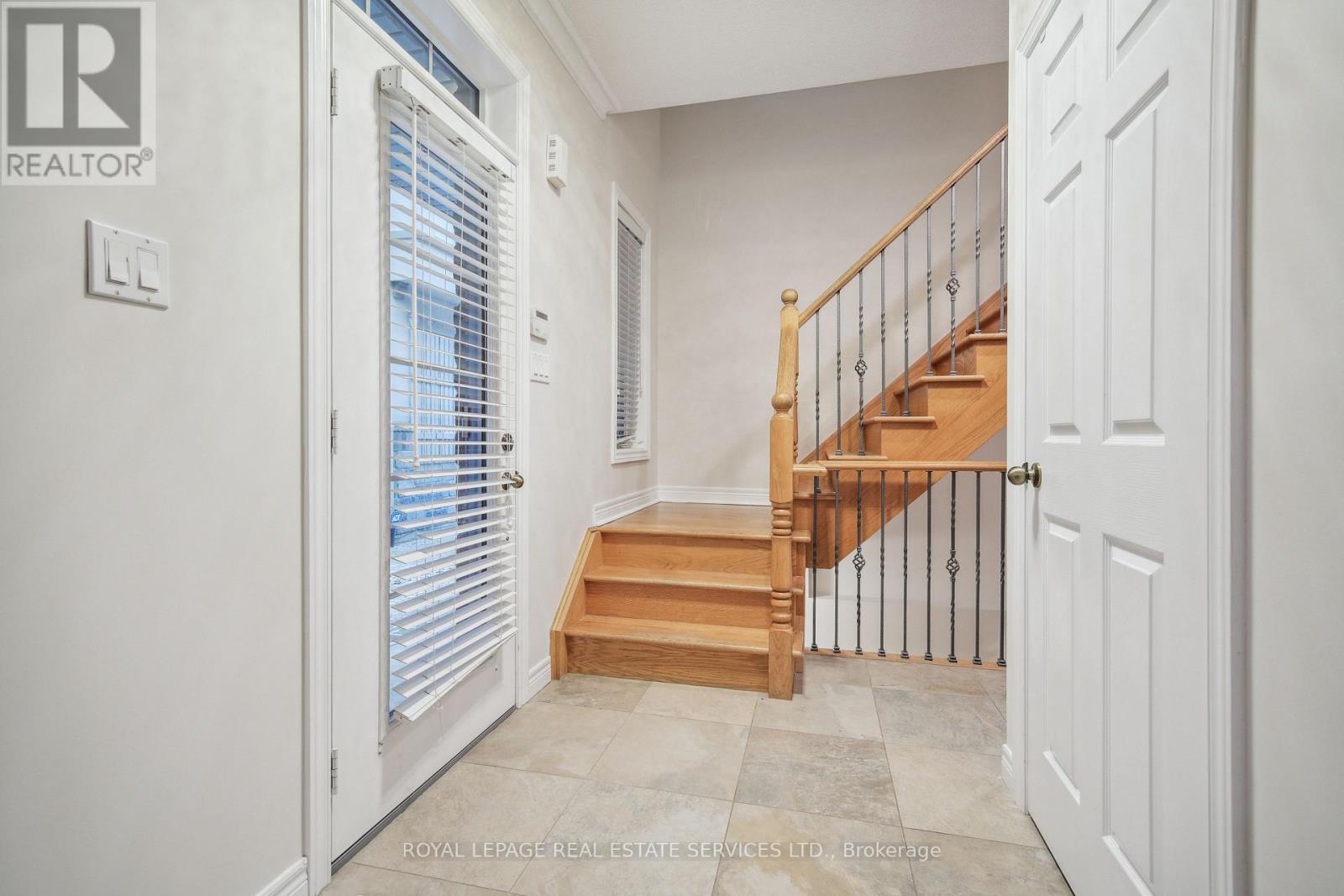 2097 Tovell Drive, Oakville, Ontario  L6M 0C4 - Photo 4 - W12783164