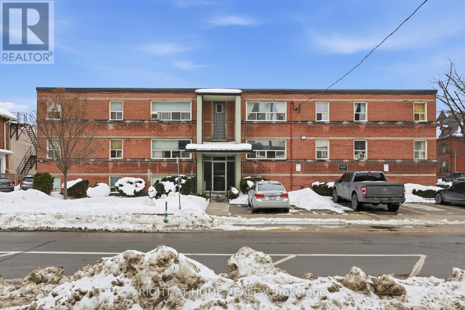 11 - 223 Macnab Street S, Hamilton, Ontario  L8P 3C9 - Photo 2 - X12783136