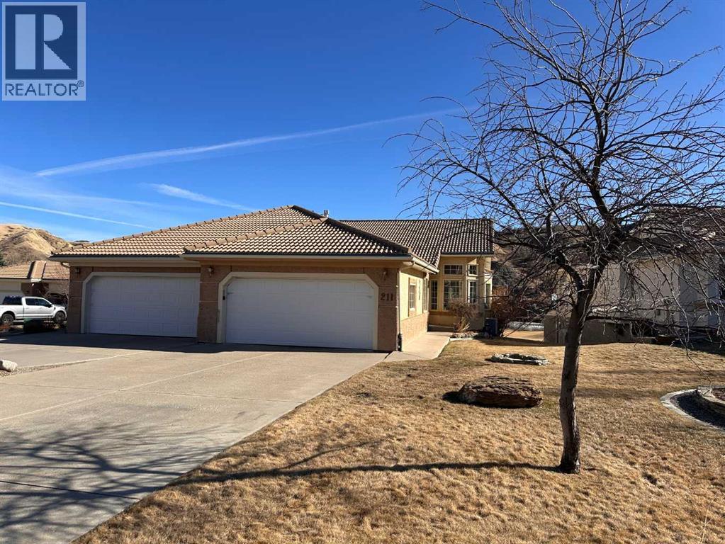 211 Canyon Boulevard W, Lethbridge, Alberta  T1K 6V1 - Photo 2 - A2279135