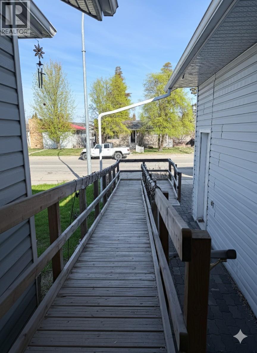 705 11th Street S, Cranbrook, British Columbia  V1C 5J8 - Photo 2 - 10375721