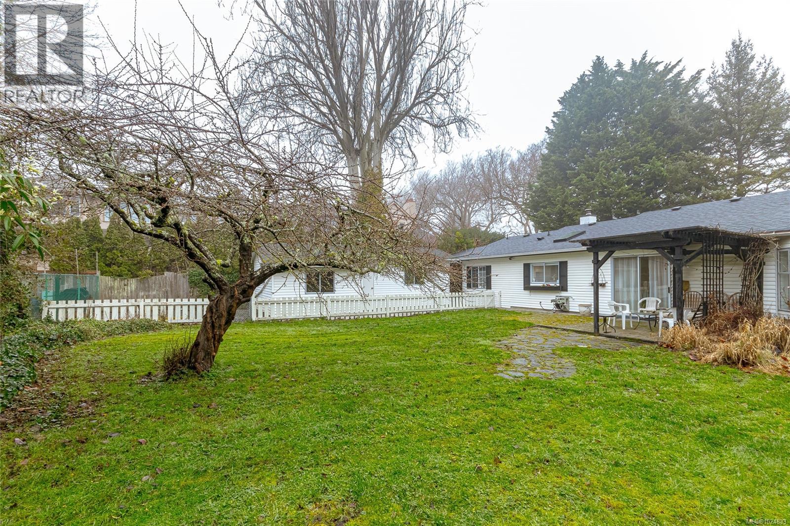 2589 Sinclair Rd, Saanich, British Columbia  V8N 1C1 - Photo 19 - 1024833