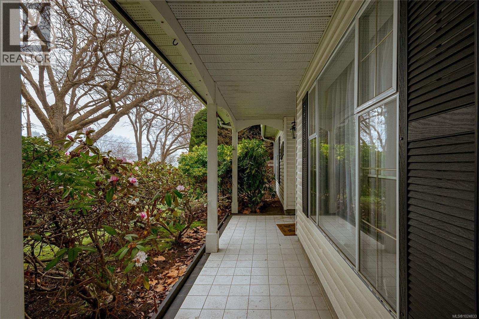 2589 Sinclair Rd, Saanich, British Columbia  V8N 1C1 - Photo 3 - 1024833