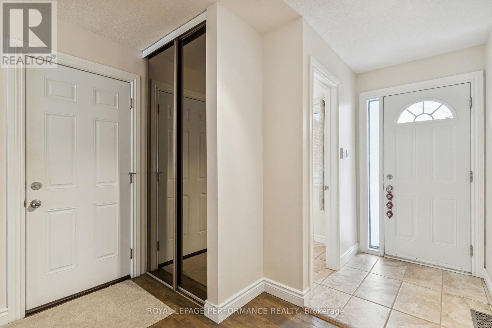 172 Claiborne Way, Ottawa, Ontario  K1E 3V1 - Photo 3 - X12783304