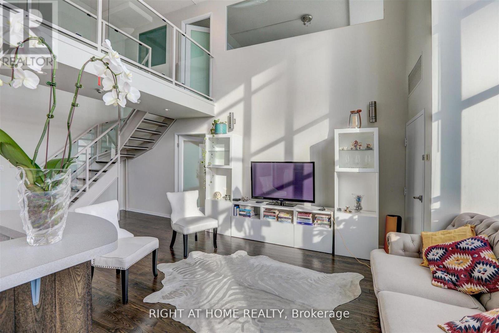 411 - 300 Manitoba Street, Toronto, Ontario  M8Y 4G6 - Photo 2 - W12783314