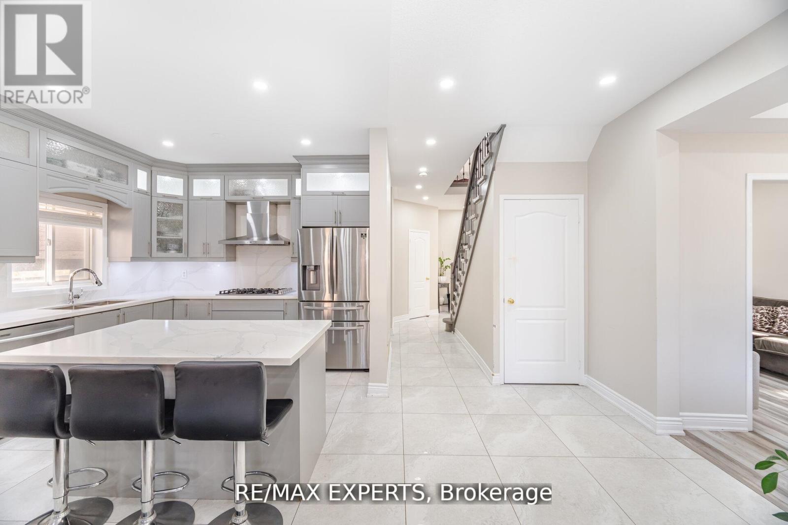 39 Robertson Davies Drive, Brampton, Ontario  L7A 1K3 - Photo 10 - W12783416