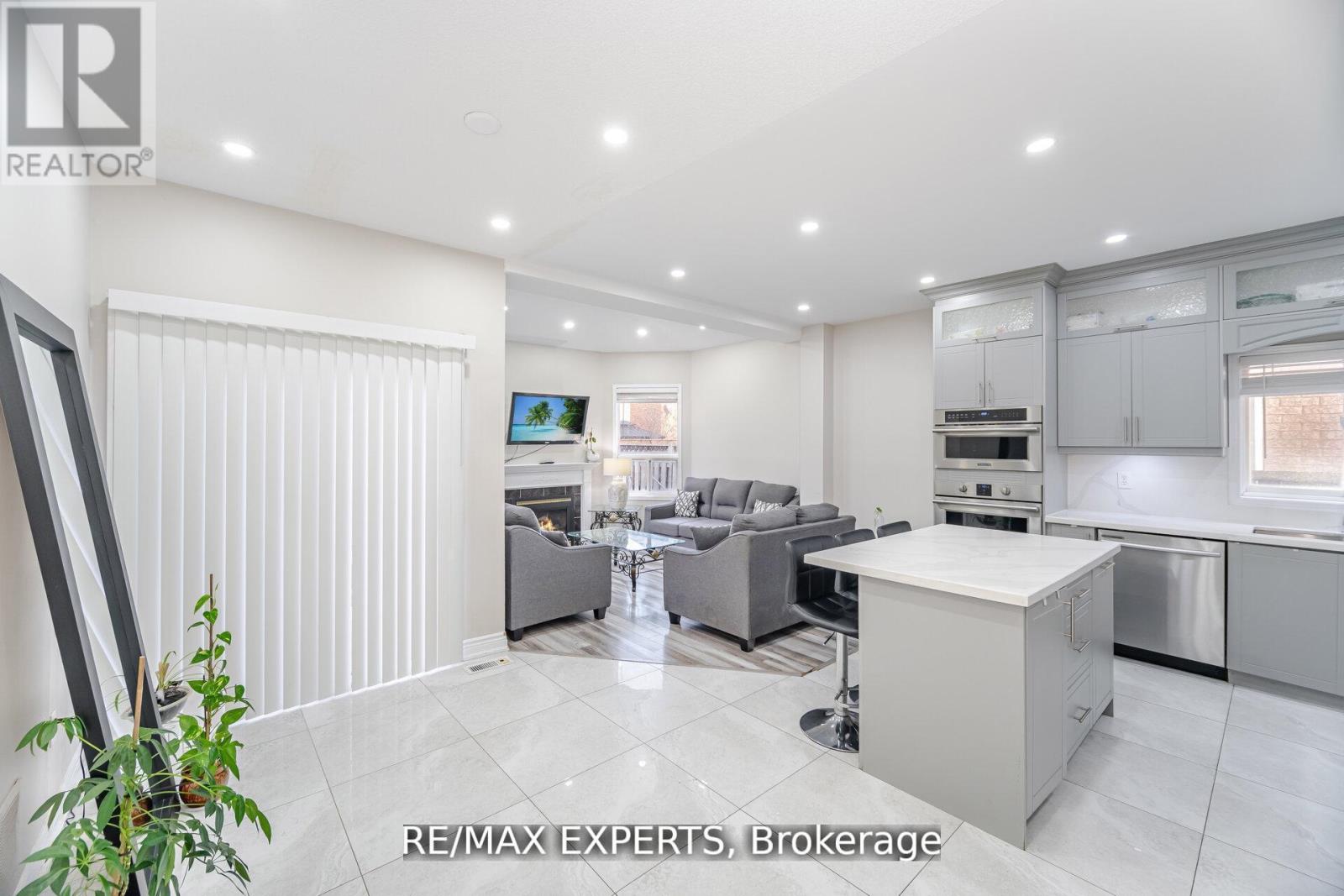 39 Robertson Davies Drive, Brampton, Ontario  L7A 1K3 - Photo 11 - W12783416