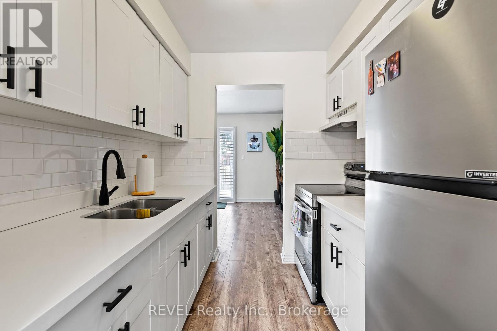 3 - 5852 Frontenac Street, Niagara Falls, Ontario  L2G 3A9 - Photo 4 - X12783656