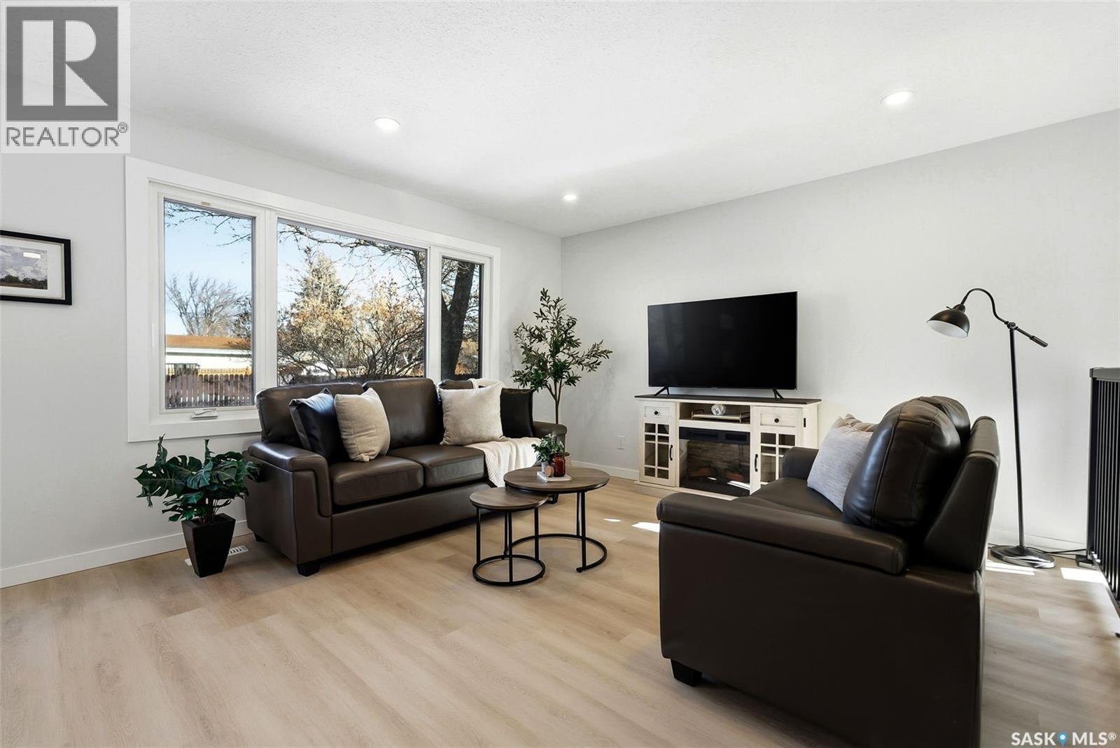 915 Rowell Crescent N, Regina, Saskatchewan  S4X 2A5 - Photo 2 - SK028402