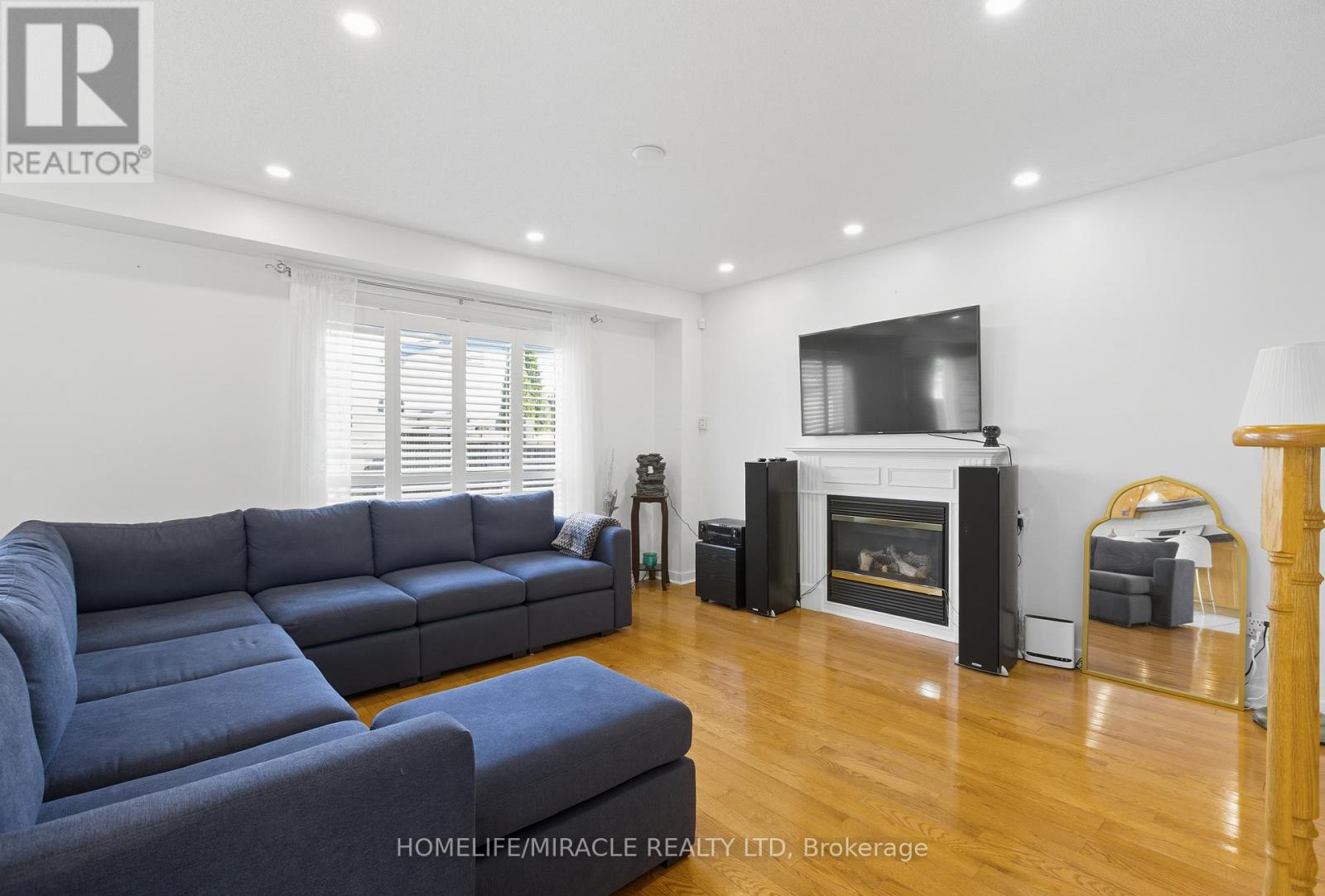 12 Robert Attersley Drive E, Whitby, Ontario  L1R 3E3 - Photo 5 - E12783708