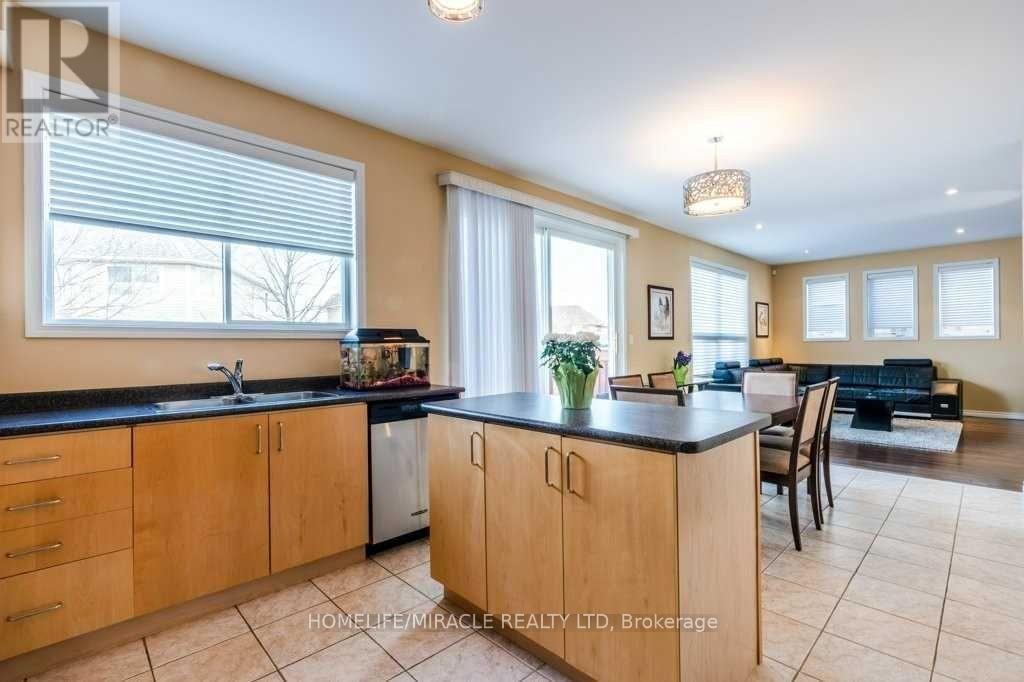 5 Leagrove Street, Brampton (Fletcher's Meadow), Ontario  L7A 1P2 - Photo 6 - W12783696