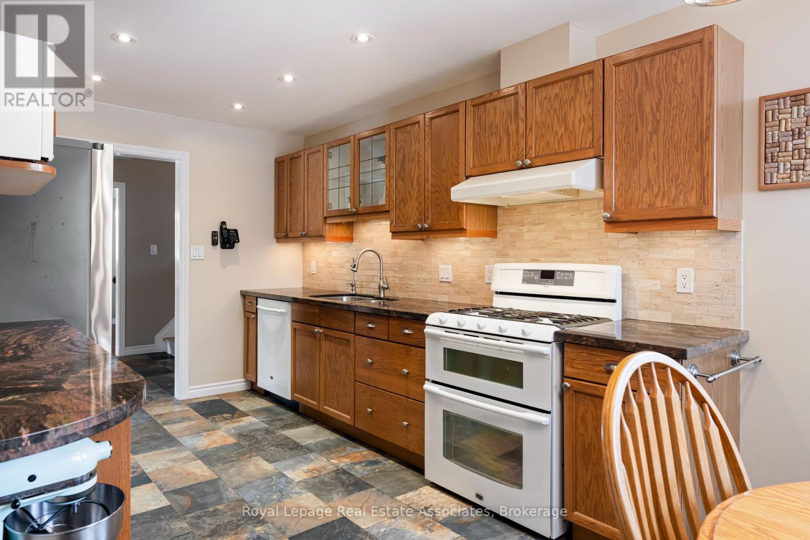 1221 Wood Place, Oakville, Ontario  L6L 2R4 - Photo 14 - W12783702