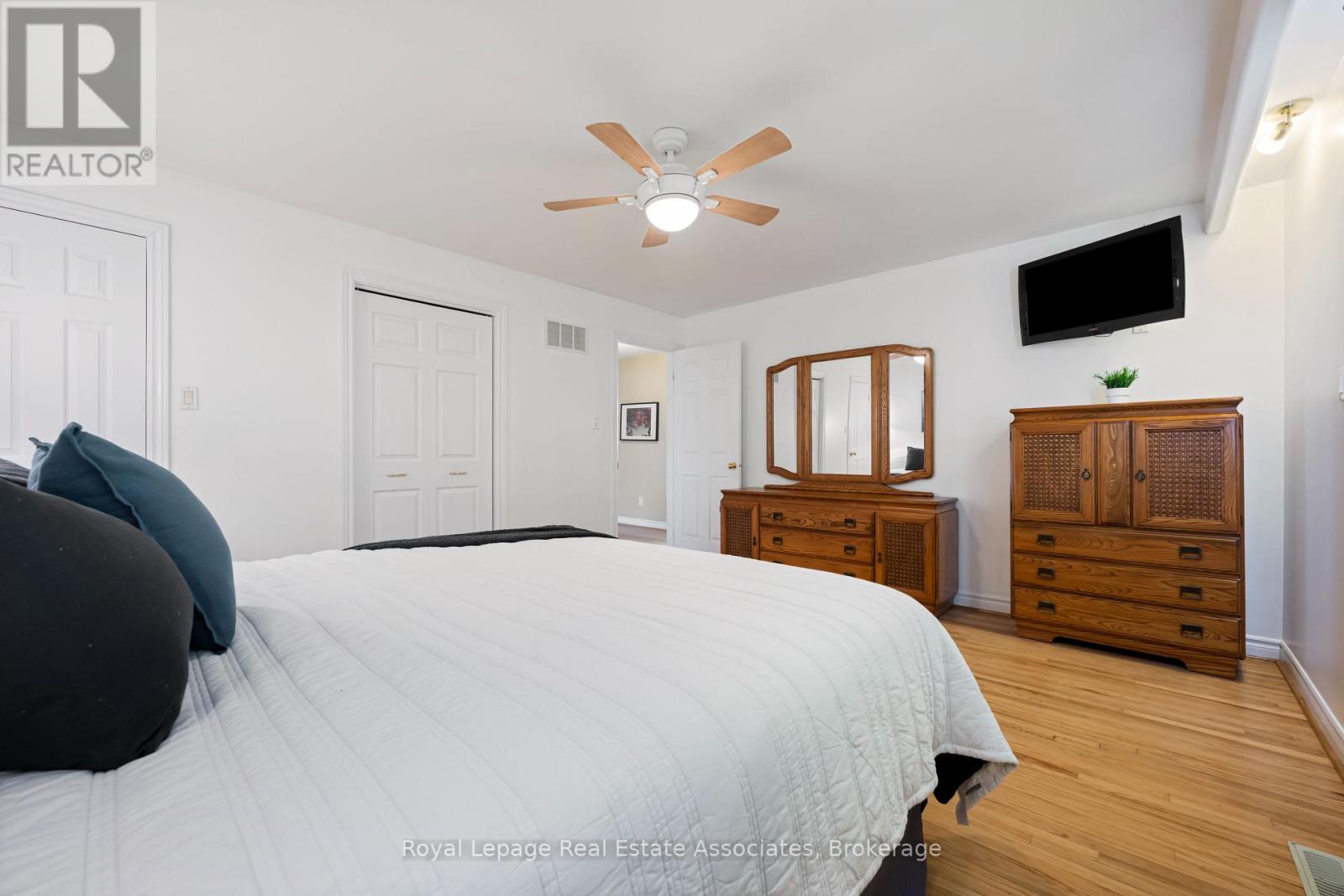 1221 Wood Place, Oakville, Ontario  L6L 2R4 - Photo 18 - W12783702