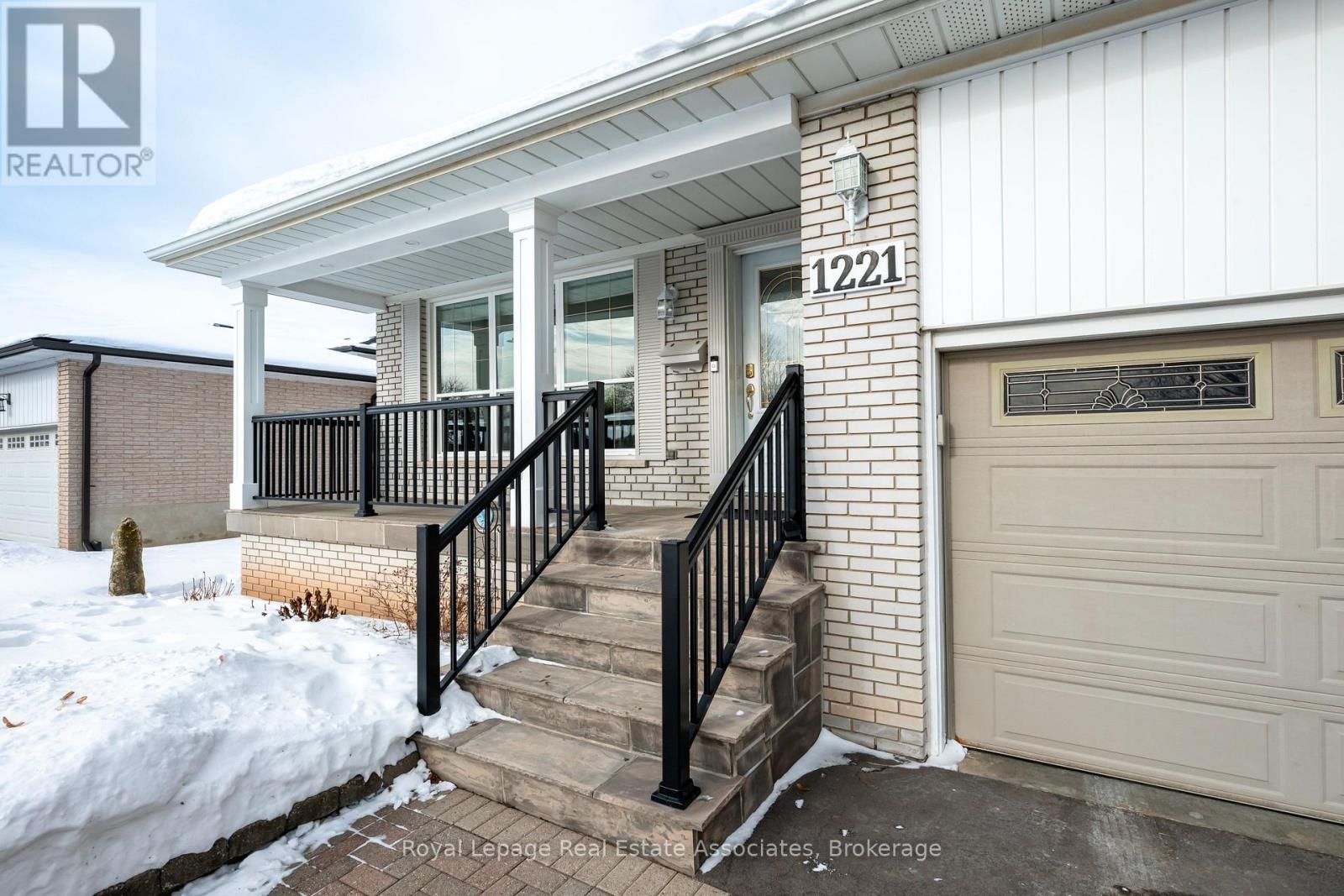 1221 Wood Place, Oakville, Ontario  L6L 2R4 - Photo 3 - W12783702