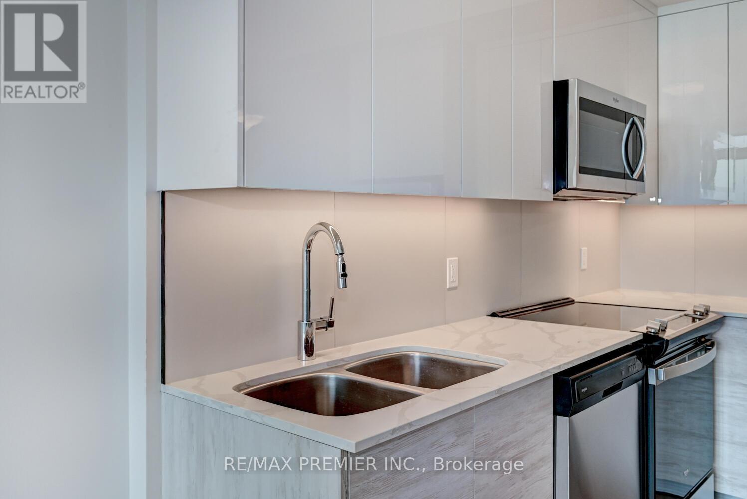 813 - 60 Frederick Street, Kitchener, Ontario  N2H 0C7 - Photo 2 - X12783680