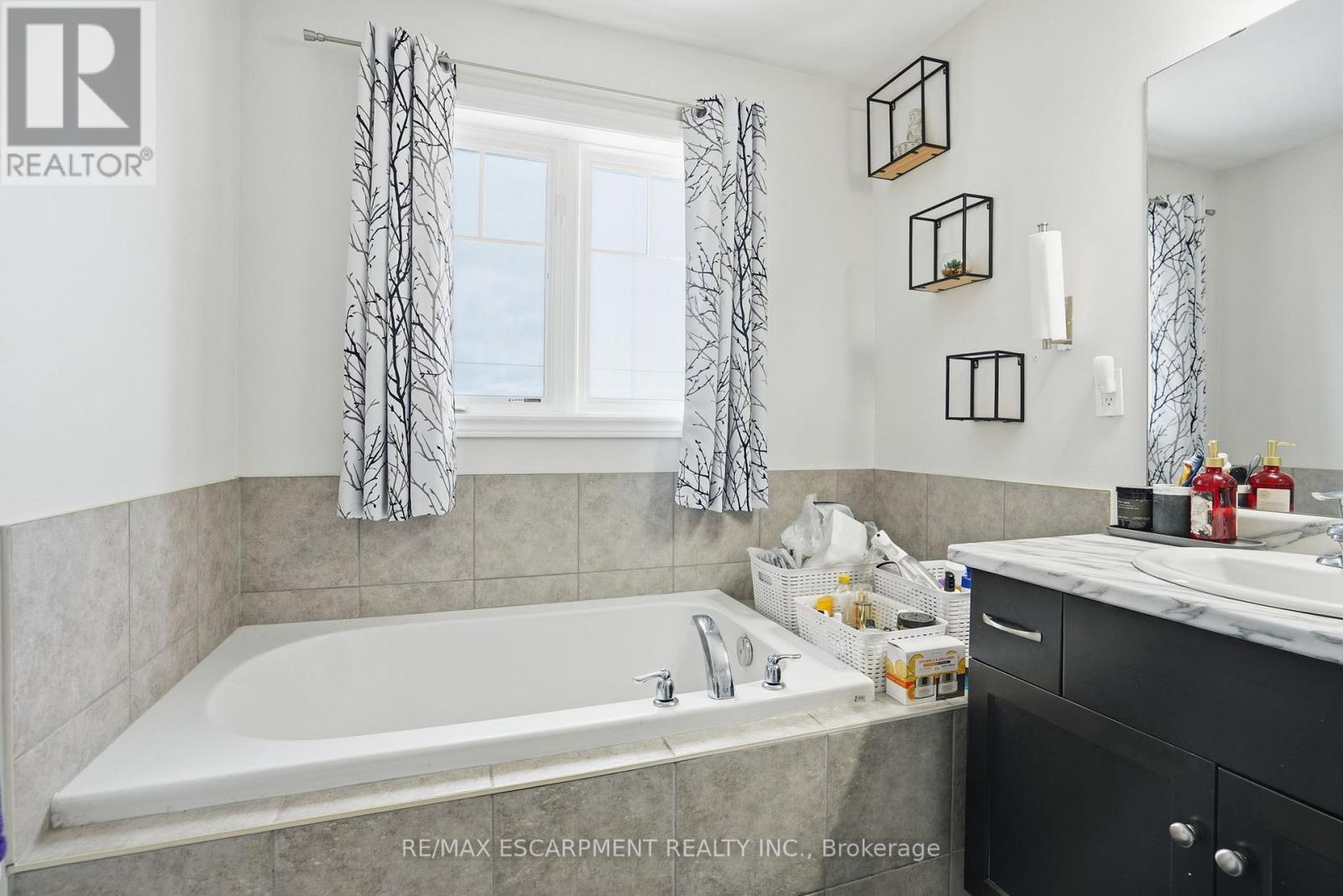 6 - 7 Lakelawn Road, Grimsby, Ontario  L3M 0E9 - Photo 25 - X12783786