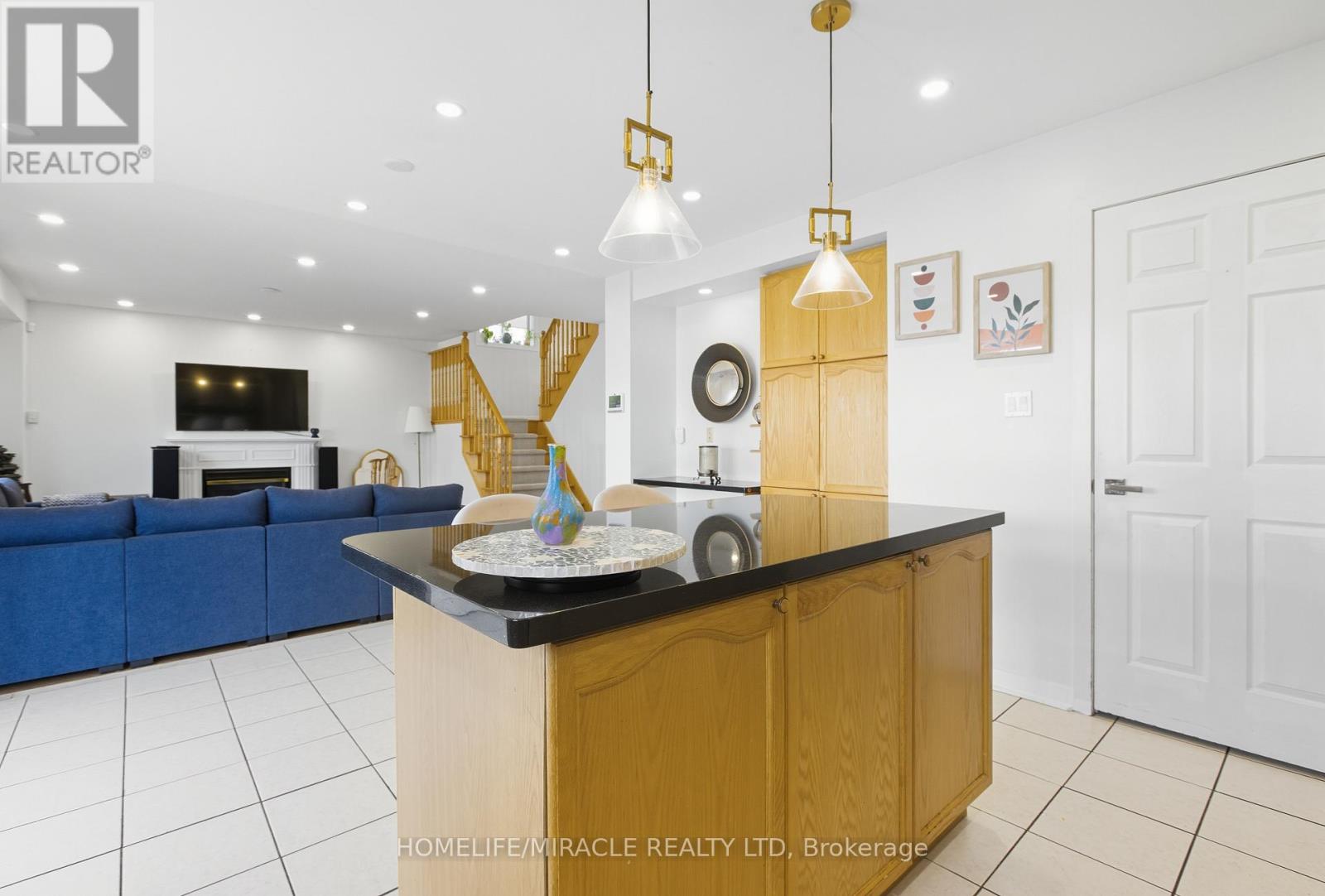 12 Robert Attersley Drive E, Whitby, Ontario  L1R 3E3 - Photo 7 - E12783708