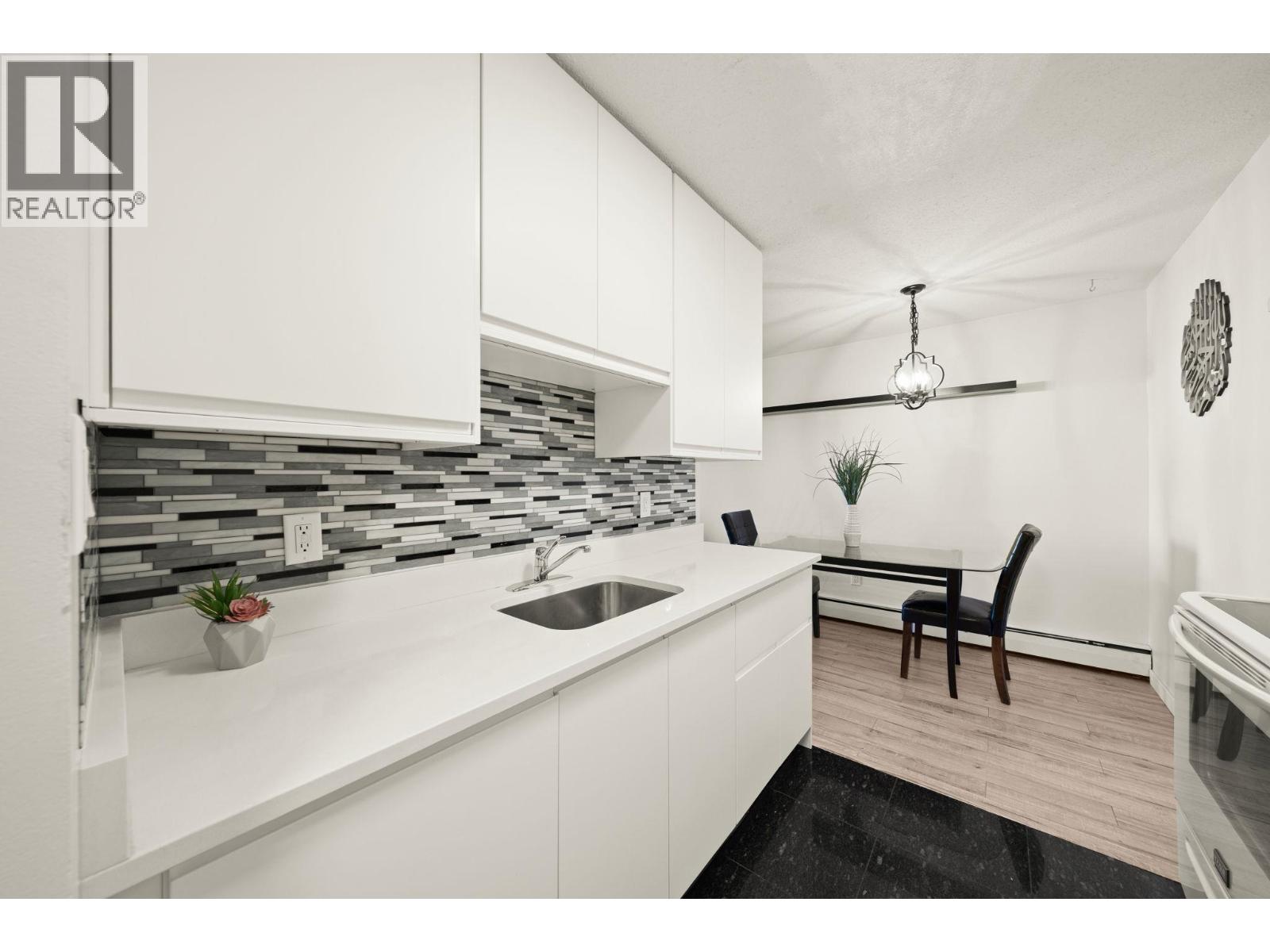 203 131 W 4TH STREET, North Vancouver, British Columbia