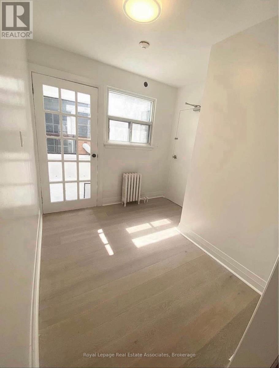 3 - 237 Lakeshore Road E, Mississauga, Ontario  L5G 1G8 - Photo 9 - W12783886