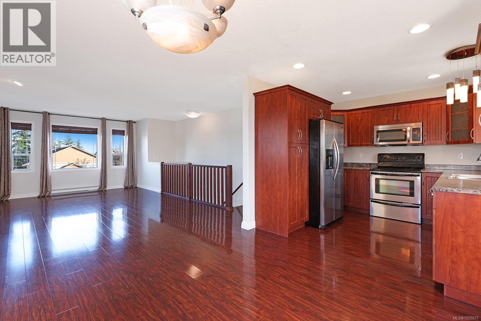 3367 First St, Cumberland, British Columbia  V0R 1S0 - Photo 10 - 1025871