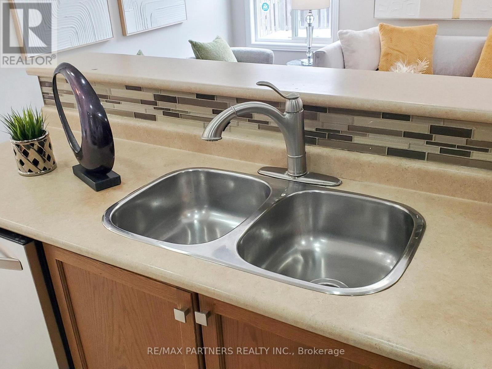 49 Charles Sturdy Road, Markham, Ontario  L6C 3E8 - Photo 11 - N12783964