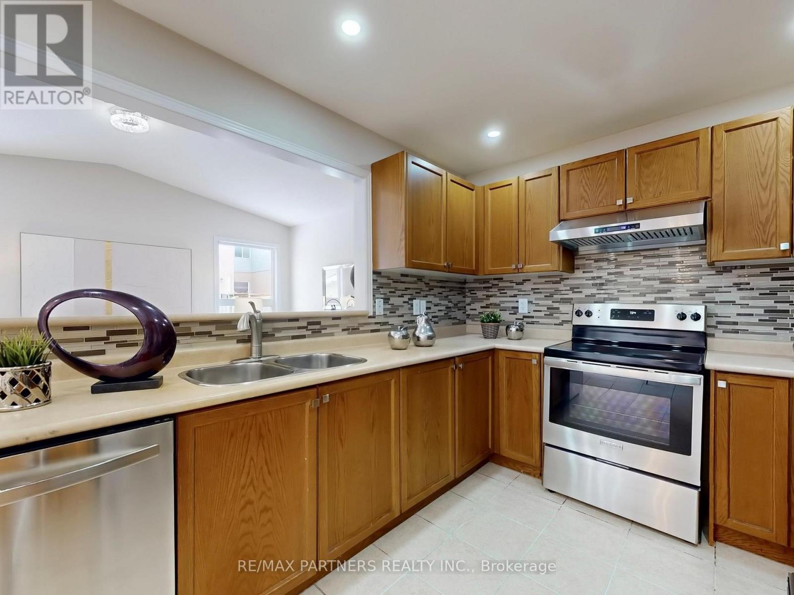 49 Charles Sturdy Road, Markham, Ontario  L6C 3E8 - Photo 8 - N12783964