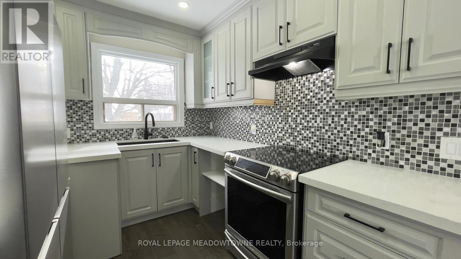 Main - 4 Keats Avenue, Halton Hills, Ontario  L7G 1T4 - Photo 10 - W12784004