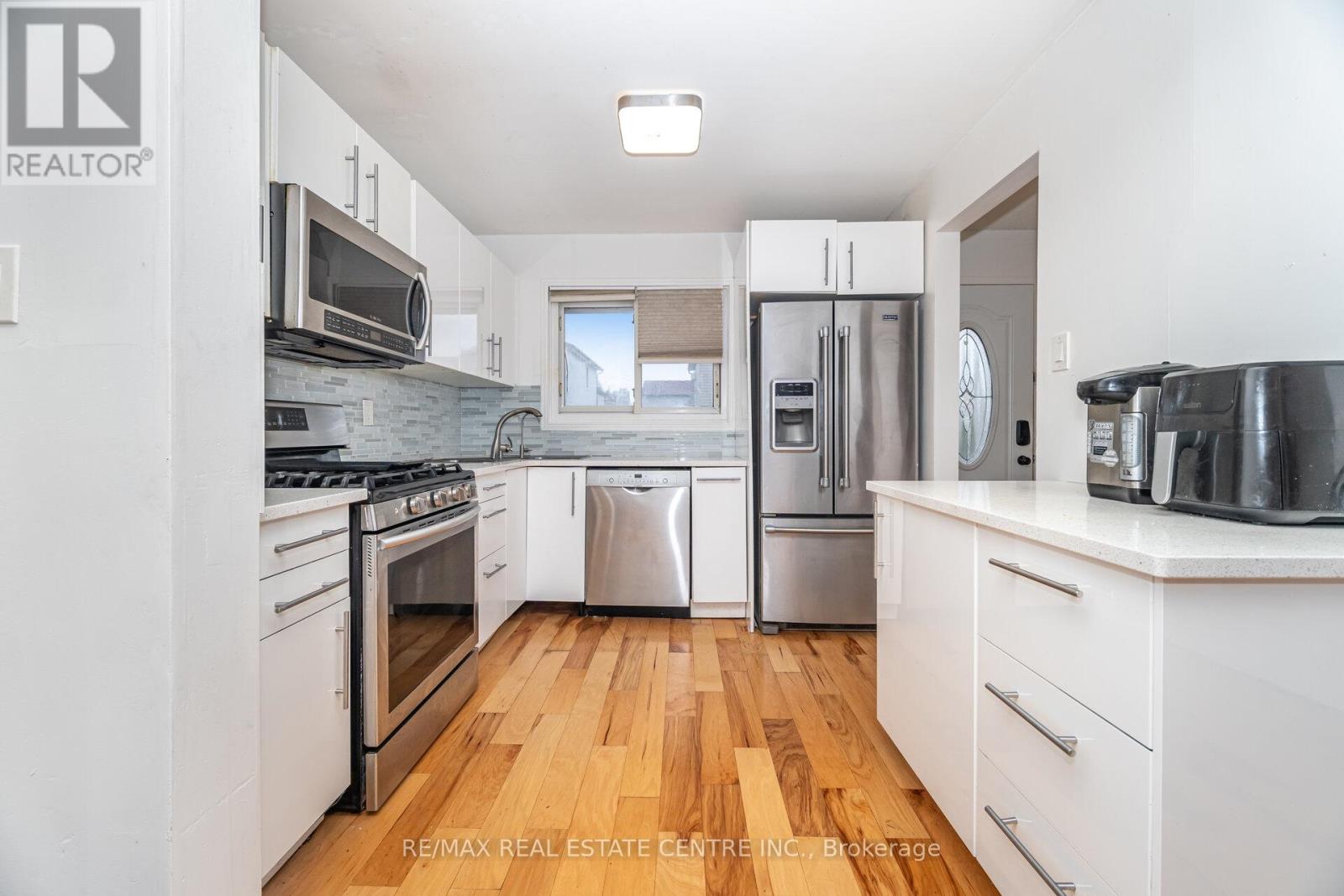 26 Haley Court, Brampton, Ontario  L6S 1N6 - Photo 11 - W12784054