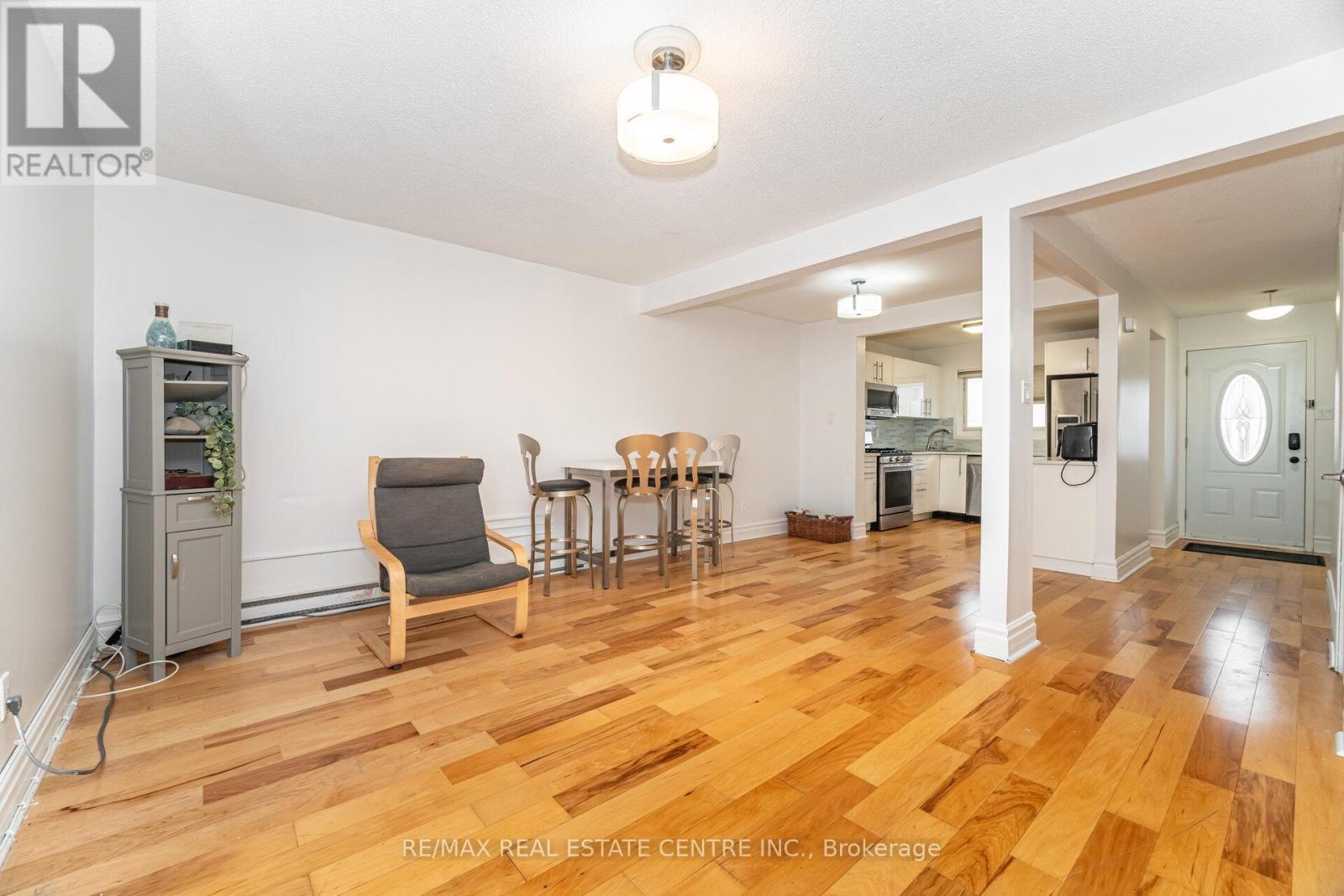 26 Haley Court, Brampton, Ontario  L6S 1N6 - Photo 4 - W12784054