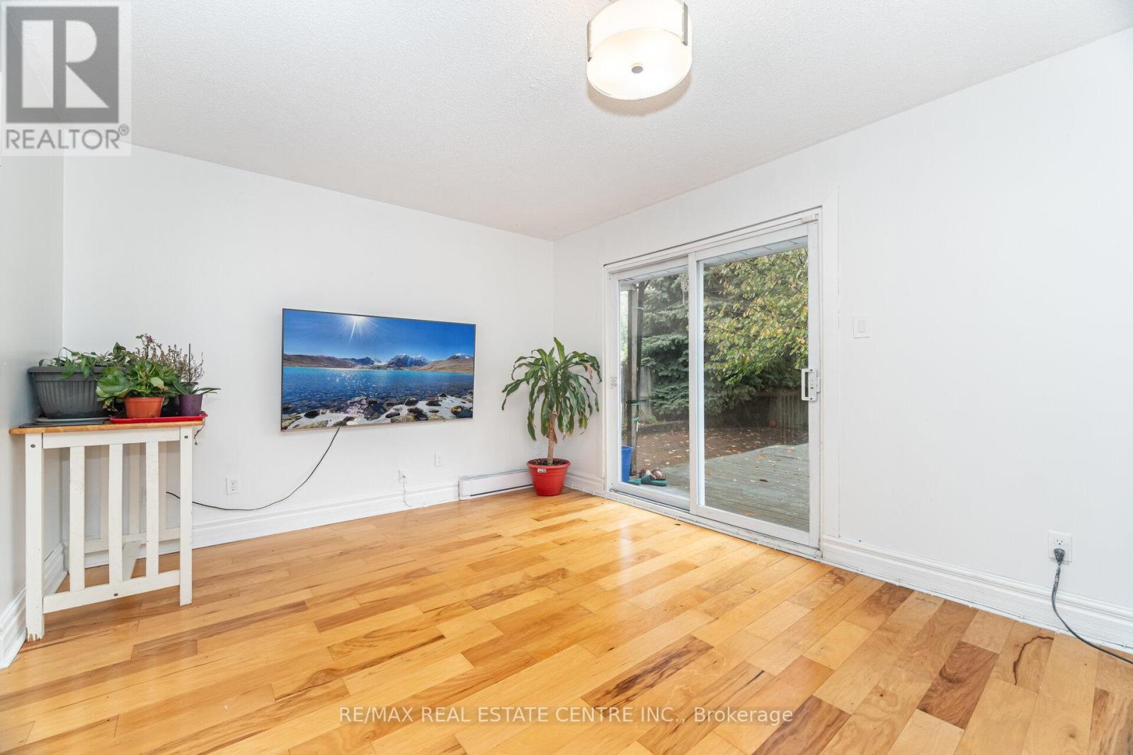 26 Haley Court, Brampton, Ontario  L6S 1N6 - Photo 6 - W12784054