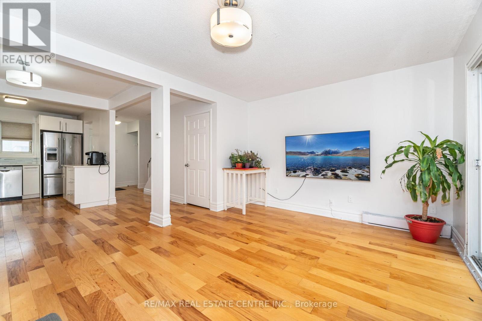 26 Haley Court, Brampton, Ontario  L6S 1N6 - Photo 7 - W12784054