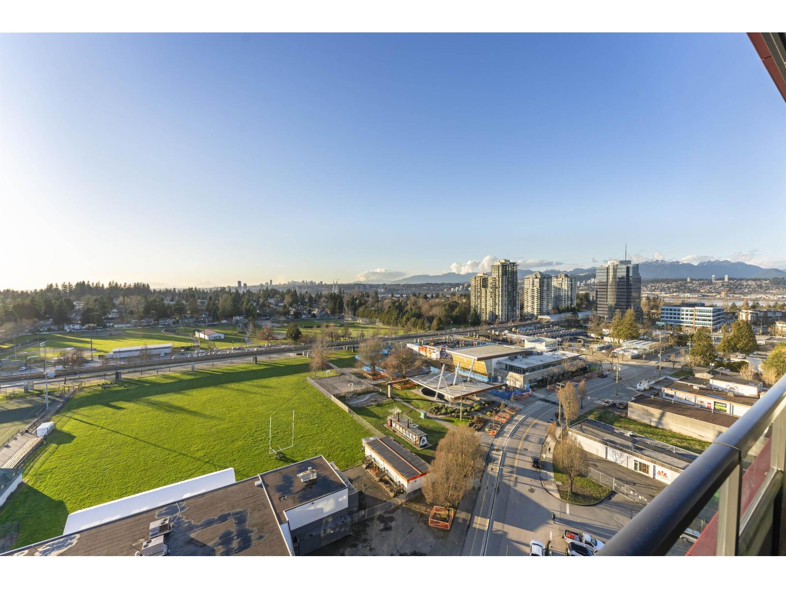 1409 10626 City Parkway, Surrey, British Columbia  V3T 0S3 - Photo 2 - R3089041