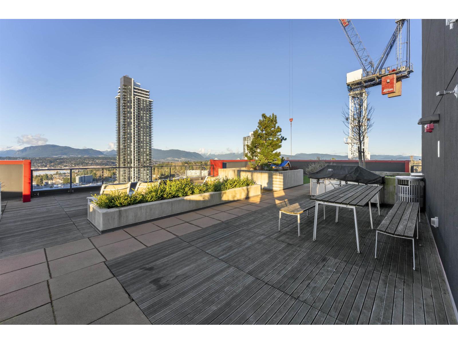 1409 10626 City Parkway, Surrey, British Columbia  V3T 0S3 - Photo 1 - R3089041