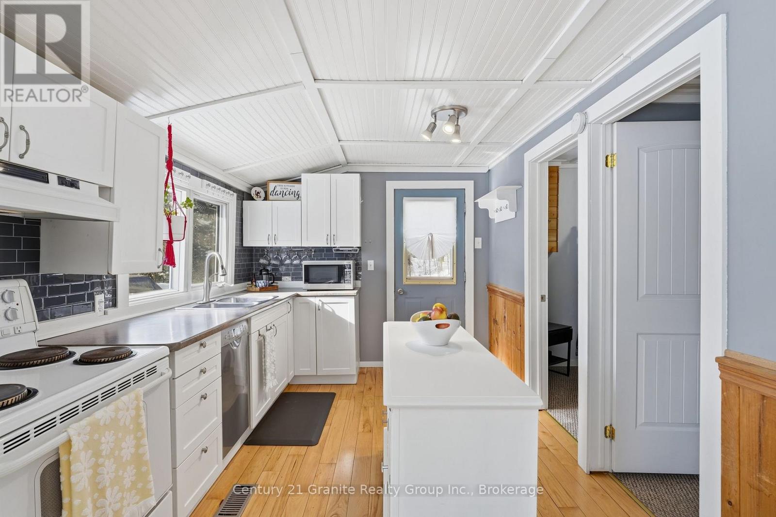 1019 Pike Lane, Dysart Et Al, Ontario K0M 1S0 - Photo 5 - X12784164