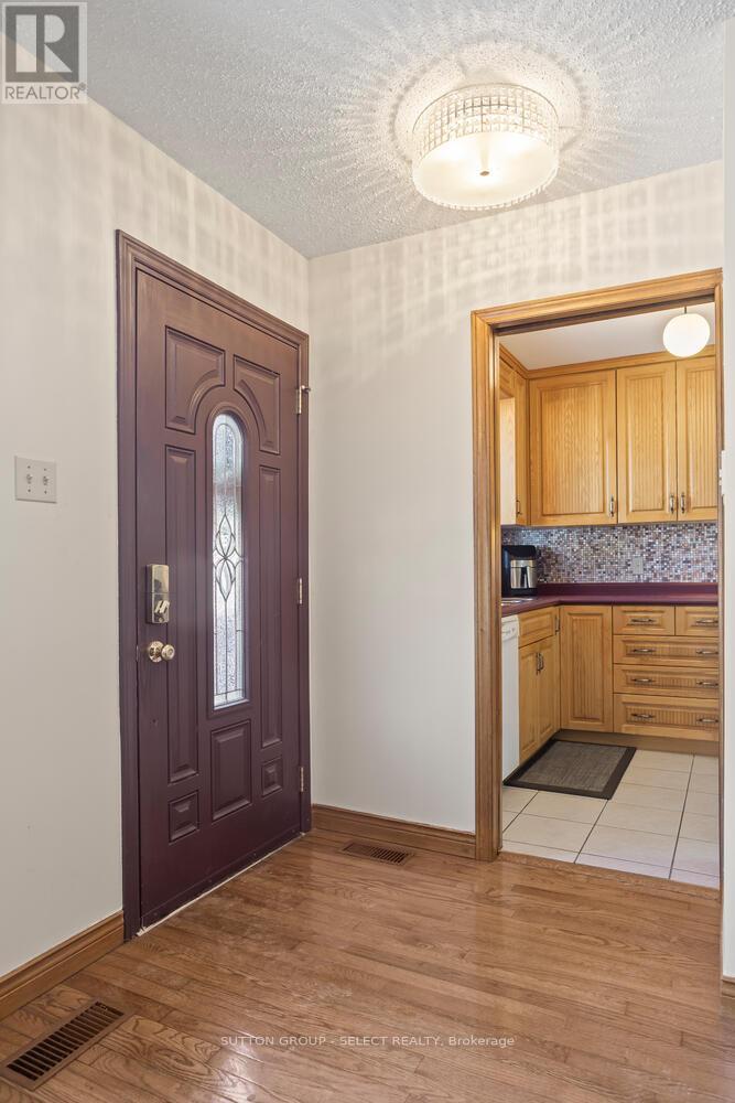 31 Meadowview Road, London South, Ontario  N6J 4E5 - Photo 6 - X12784282