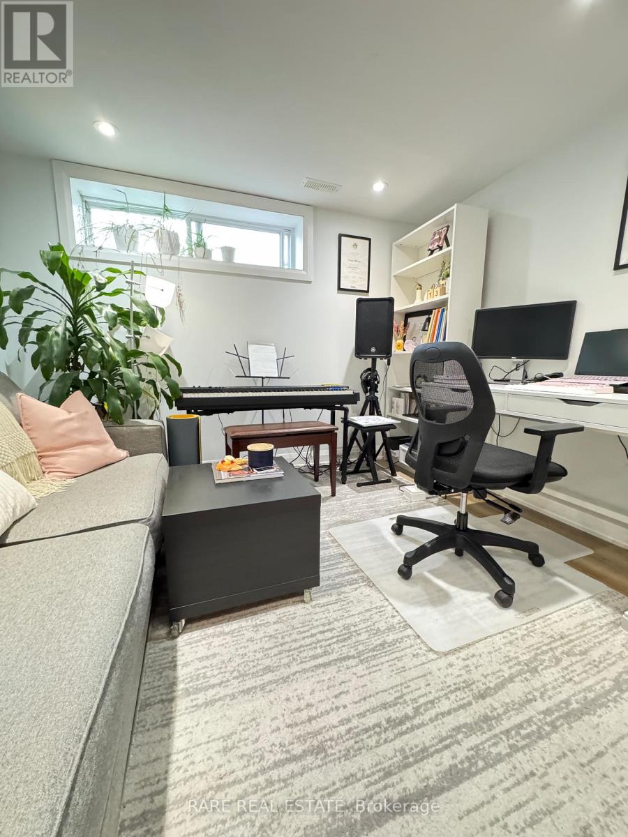 980 Jacarandah Drive, Newmarket (Huron Heights-Leslie Valley), Ontario  L3Y 5K5 - Photo 4 - N12784312