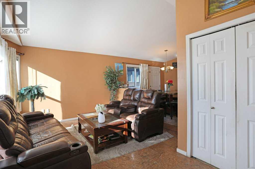 1620 2nd Avenue E, Brooks, Alberta  T1R 1K3 - Photo 2 - A2285852