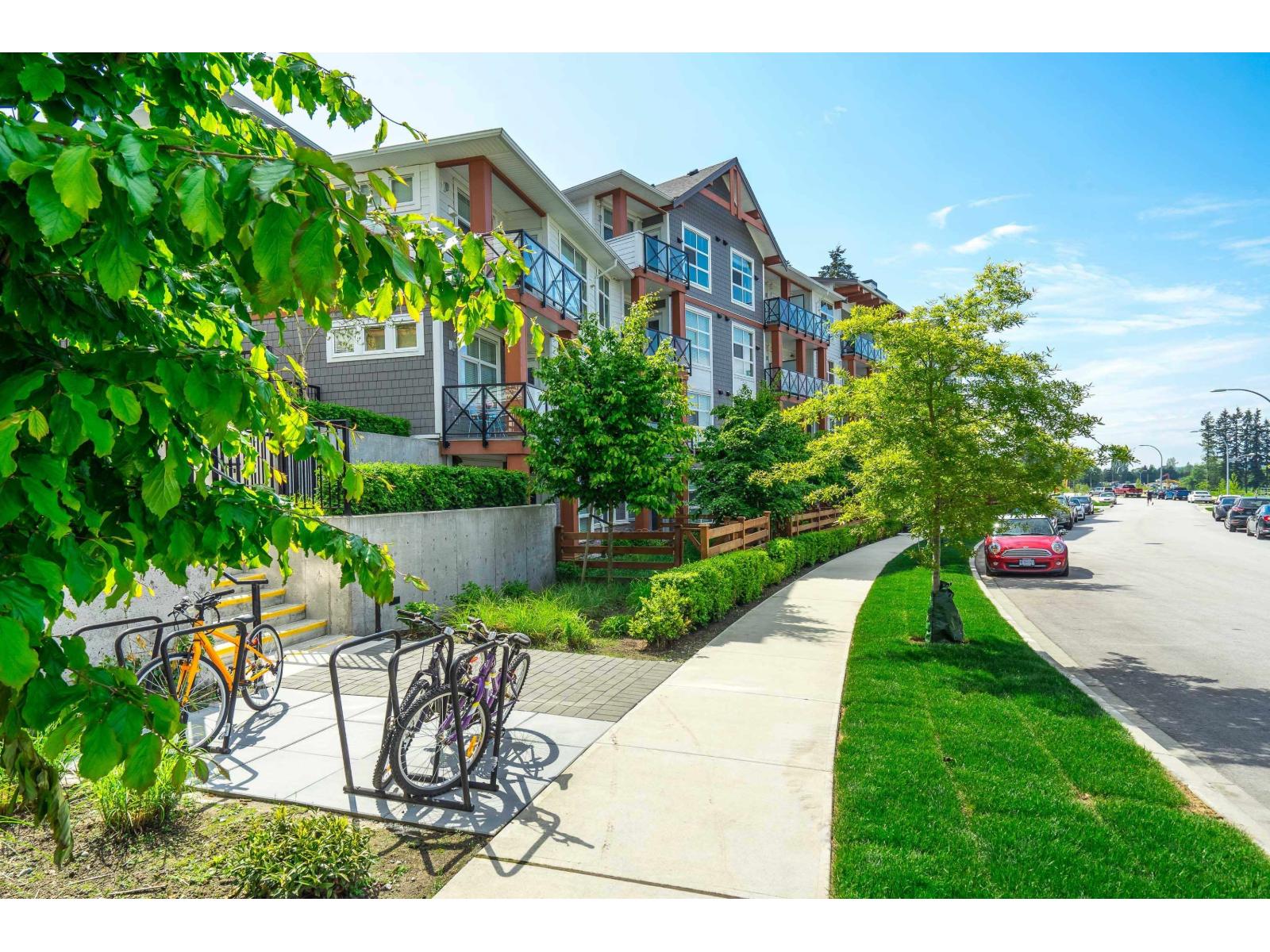 207 14550 Winter Crescent, Surrey, British Columbia  V4P 0G4 - Photo 2 - R3087966