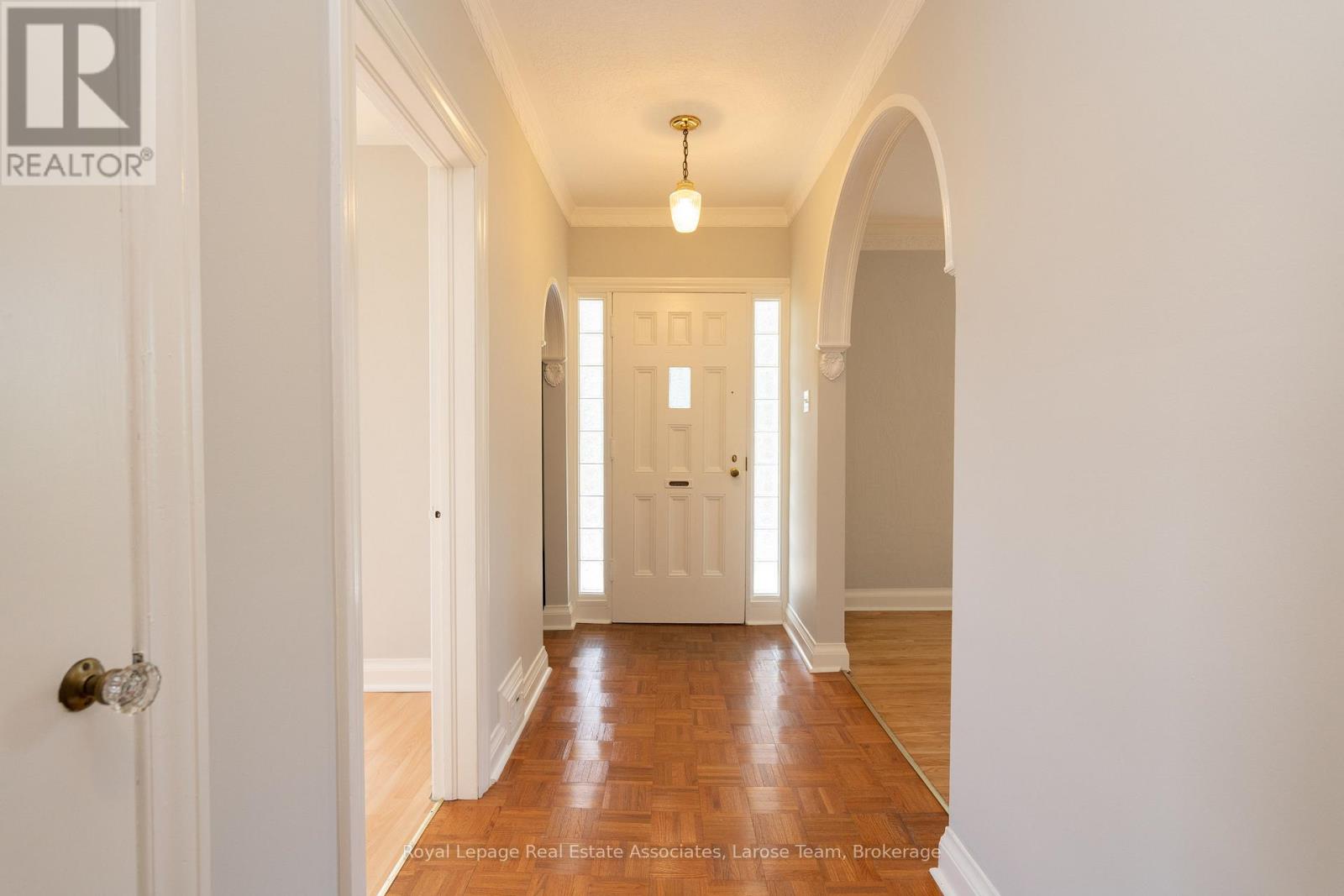 66 Minnewawa Road, Mississauga, Ontario  L5G 1C7 - Photo 3 - W12784070