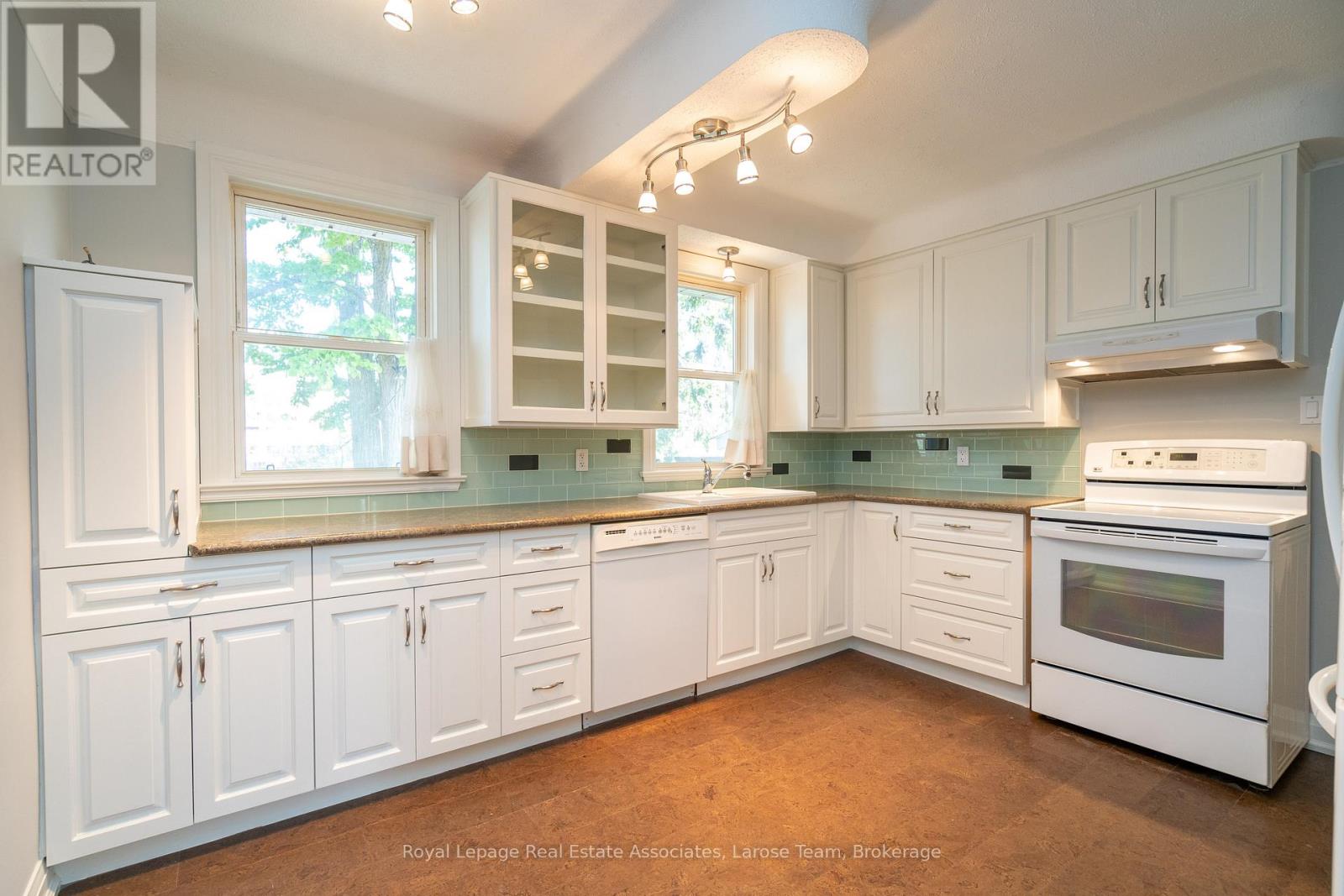 66 Minnewawa Road, Mississauga, Ontario  L5G 1C7 - Photo 6 - W12784070