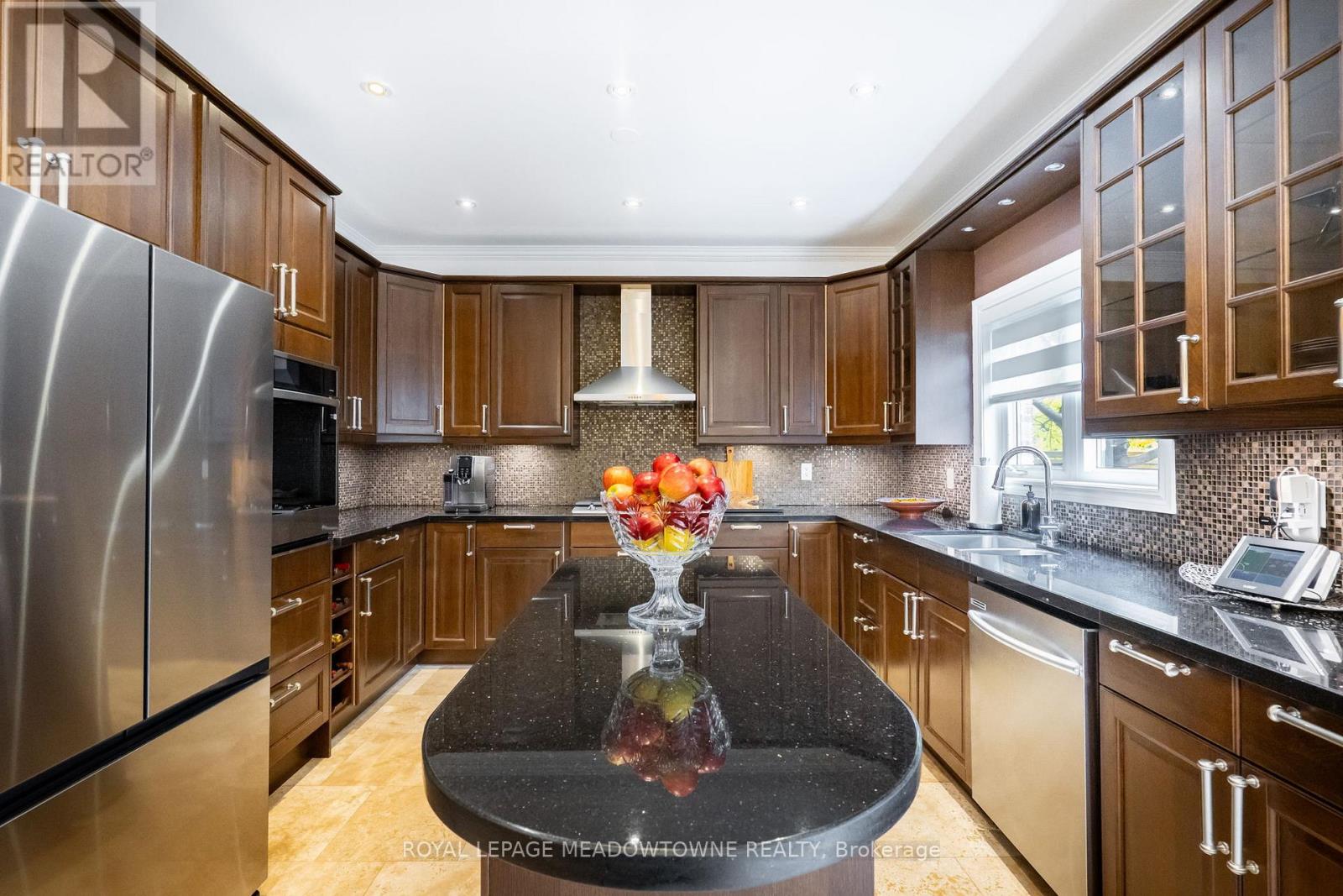 26 Emperor Drive, Brampton, Ontario  L6P 1X5 - Photo 15 - W12784144