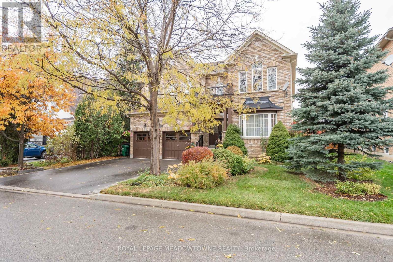 26 Emperor Drive, Brampton, Ontario  L6P 1X5 - Photo 2 - W12784144