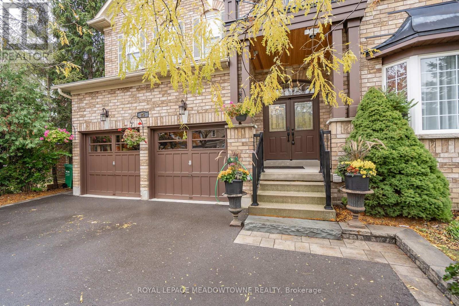 26 Emperor Drive, Brampton, Ontario  L6P 1X5 - Photo 3 - W12784144