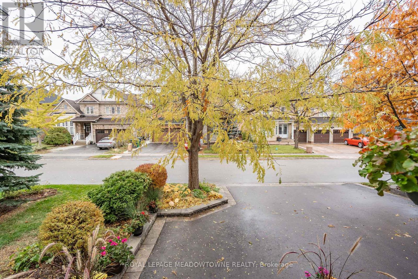 26 Emperor Drive, Brampton, Ontario  L6P 1X5 - Photo 4 - W12784144