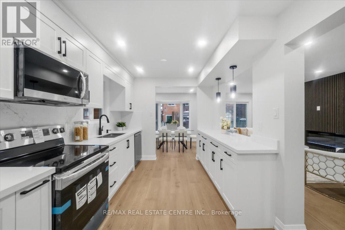 972 Deer Run, Mississauga, Ontario  L5C 4B2 - Photo 14 - W12784246