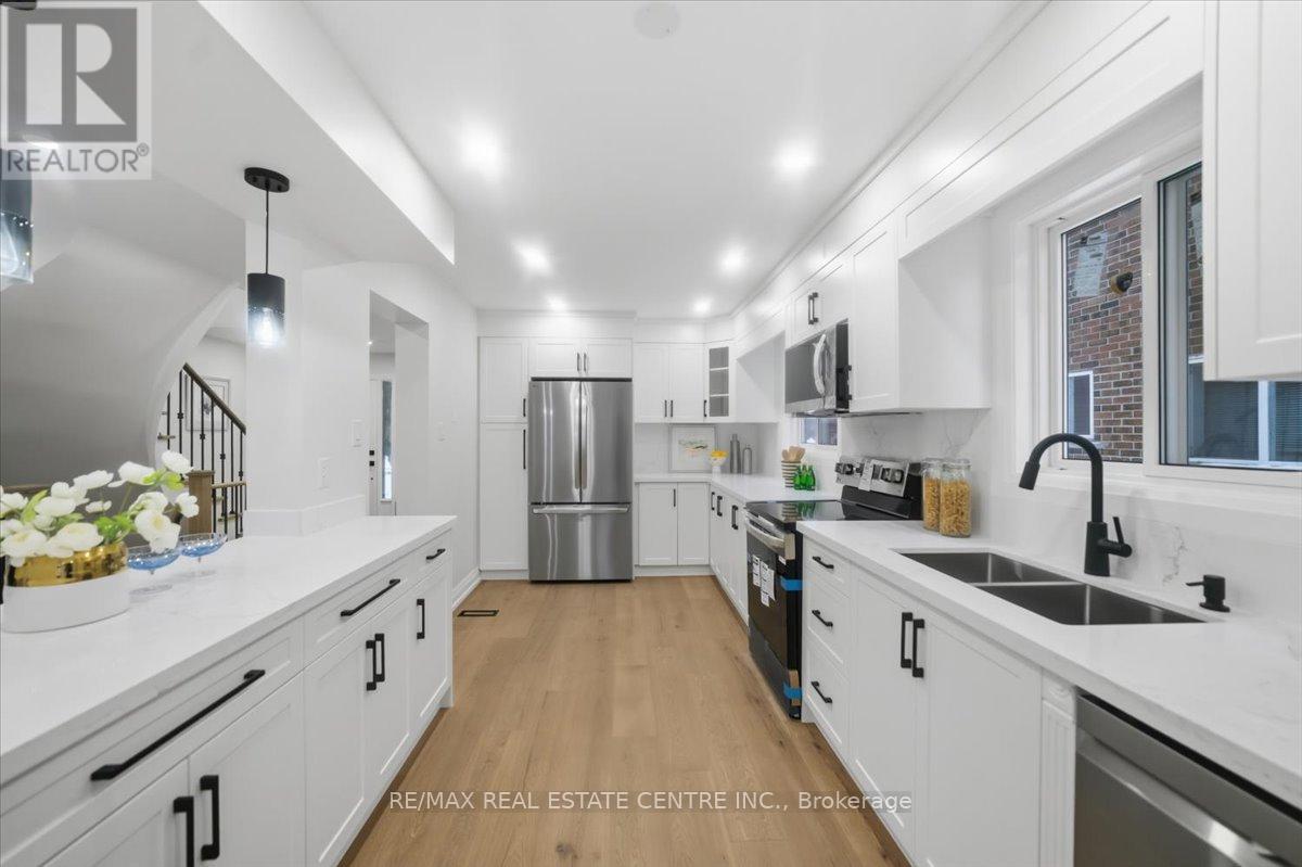 972 Deer Run, Mississauga, Ontario  L5C 4B2 - Photo 15 - W12784246