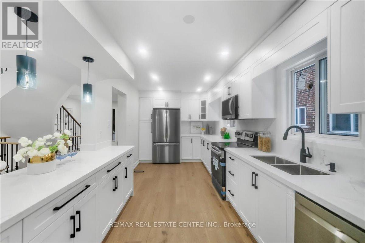 972 Deer Run, Mississauga, Ontario  L5C 4B2 - Photo 16 - W12784246