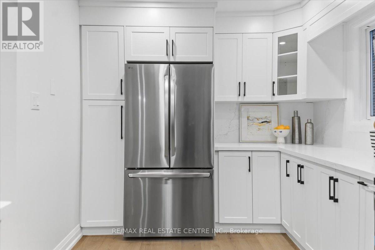 972 Deer Run, Mississauga, Ontario  L5C 4B2 - Photo 19 - W12784246